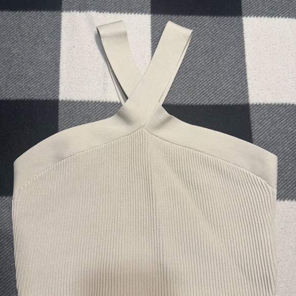 Babaton Criss-cross Tank Cropped - Picture 3 of 4